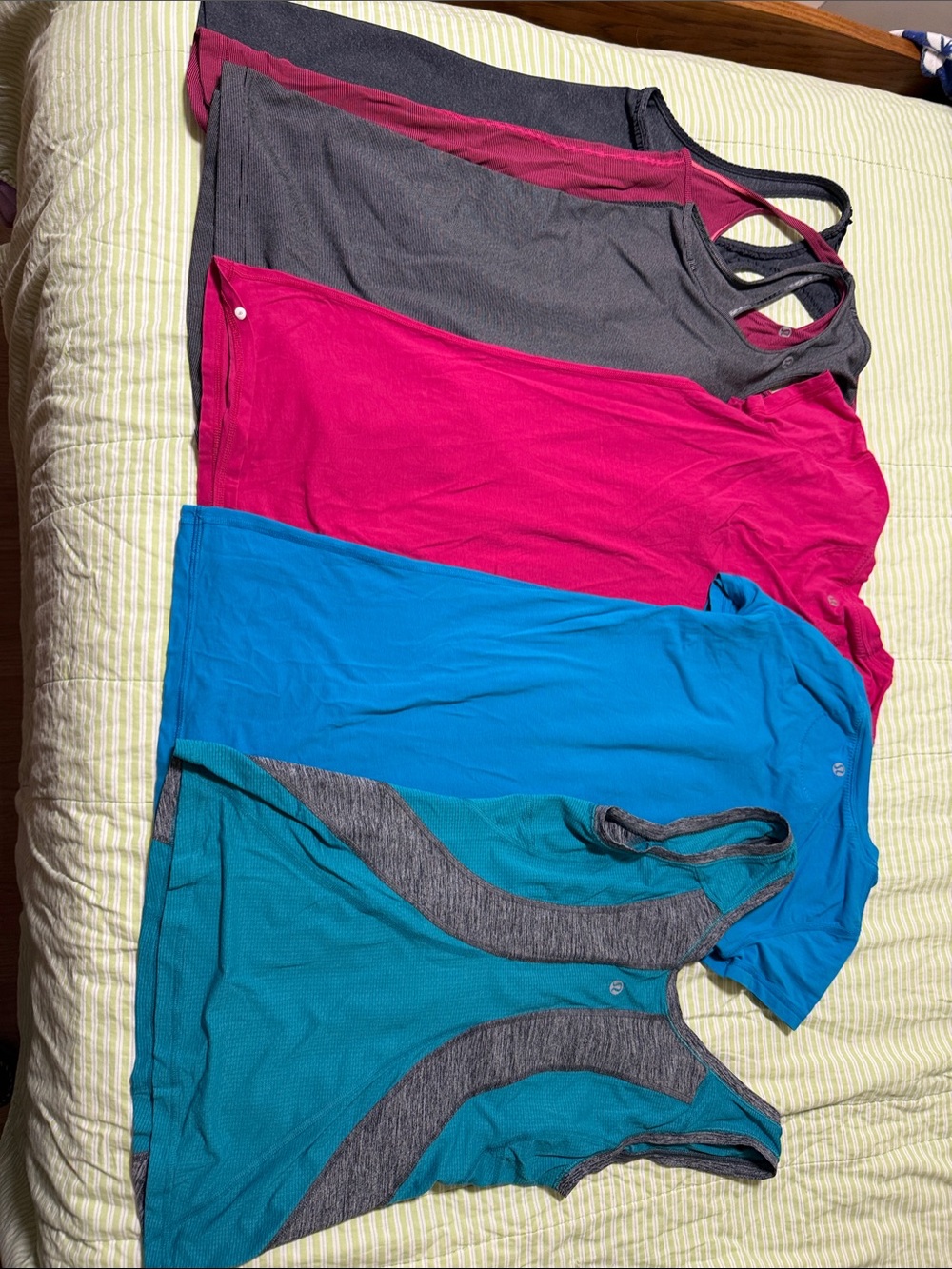 Lululemon women’s  Active Tank and t shirt bundle